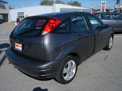ford focus 2007 dk  gray hatchback se gasoline 4 cylinders front wheel drive automatic 46219