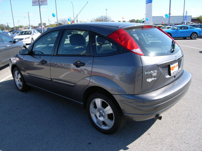 ford focus 2007 dk  gray hatchback se gasoline 4 cylinders front wheel drive automatic 46219