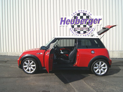 mini cooper 2006 red hatchback s gasoline 4 cylinders front wheel drive 6 speed manual 80905