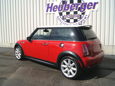 mini cooper 2006 red hatchback s gasoline 4 cylinders front wheel drive 6 speed manual 80905