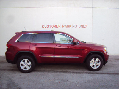 jeep grand cherokee 2011 red suv laredo gasoline 6 cylinders 2 wheel drive automatic 33157