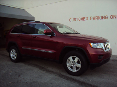 jeep grand cherokee 2011 red suv laredo gasoline 6 cylinders 2 wheel drive automatic 33157