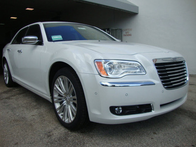 chrysler 300 2011 white sedan c gasoline 8 cylinders rear wheel drive automatic 33157