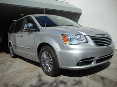 chrysler town and country 2011 silver van limited flex fuel 6 cylinders front wheel drive automatic 33157