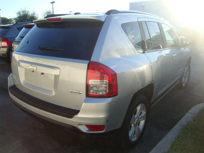 jeep compass 2011 silver suv latitude gasoline 4 cylinders 2 wheel drive automatic 33157