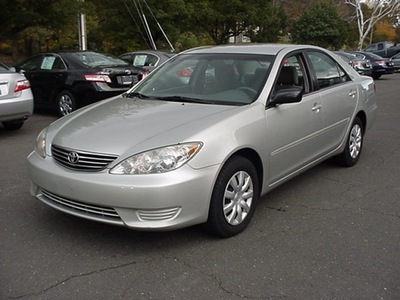 toyota camry 2005 silver sedan le gasoline 4 cylinders front wheel drive automatic 06019