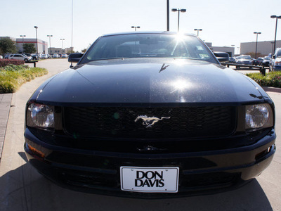 ford mustang 2005 black coupe v6 deluxe gasoline 6 cylinders rear wheel drive automatic with overdrive 76018