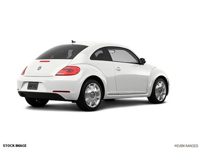 volkswagen beetle 2012 white hatchback 2 5 pzev gasoline 5 cylinders front wheel drive 6 speed automatic 56001