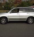 toyota highlander 2005 silver suv v6 awd gasoline 6 cylinders all whee drive automatic 06019