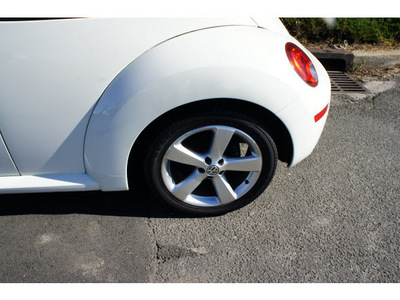 volkswagen new beetle 2008 white hatchback triple white pzev gasoline 5 cylinders front wheel drive automatic 07712