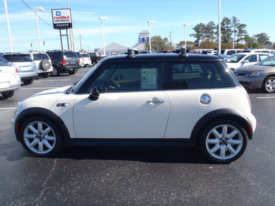 mini cooper 2004 white hatchback s gasoline 4 cylinders front wheel drive 6 speed manual 28557