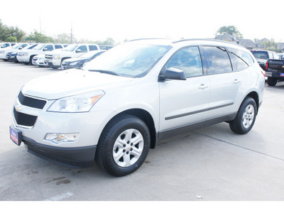 chevrolet traverse 2012 silver ls gasoline 6 cylinders front wheel drive automatic 77090