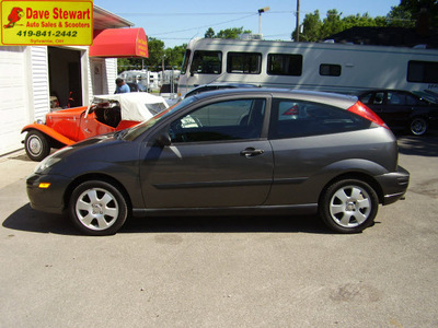 ford focus 2002 dk  gray hatchback zx3 gasoline 4 cylinders front wheel drive 5 speed manual 43560