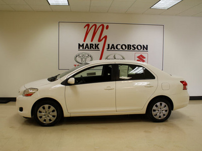 toyota yaris 2010 white sedan yaris gasoline 4 cylinders front wheel drive automatic 27707