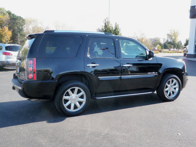 gmc yukon 2007 black suv denali awd dvd navi gasoline 8 cylinders all whee drive automatic 55124