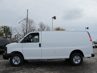 gmc savana 2500 2012 summit white van hd work van 8 cylinders automatic 45324