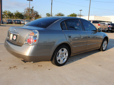 nissan altima 2002 gray sedan 2 5 s gasoline 4 cylinders front wheel drive automatic 75228