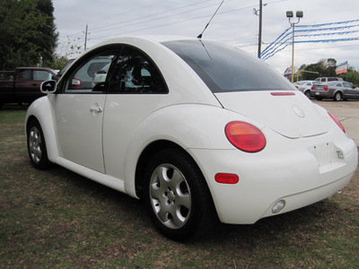 volkswagen beetle 2002 white coupe gls gasoline 4 cylinders front wheel drive automatic 77379