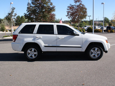 jeep grand cherokee 2007 white suv laredo gasoline 6 cylinders 4 wheel drive automatic 80126