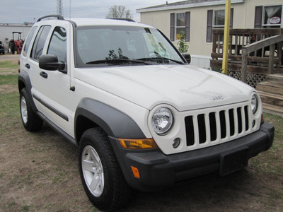 jeep liberty 2007 white suv sport gasoline 6 cylinders 4 wheel drive automatic 77379