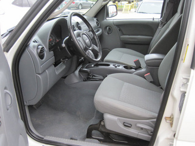 jeep liberty 2007 white suv sport gasoline 6 cylinders 4 wheel drive automatic 77379