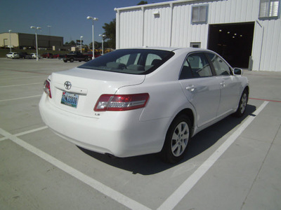 toyota camry 2011 white sedan le gasoline 4 cylinders front wheel drive automatic 75503