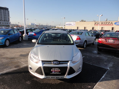 ford focus 2012 silver hatchback se gasoline 4 cylinders front wheel drive 5 speed manual 60546