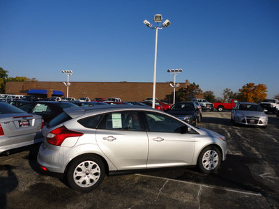 ford focus 2012 silver hatchback se gasoline 4 cylinders front wheel drive 5 speed manual 60546