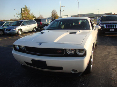 dodge challenger 2009 white coupe r t gasoline 8 cylinders rear wheel drive automatic 60443