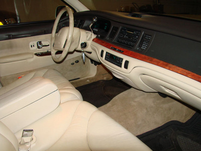 lincoln town car 1996 beige sedan cartier gasoline v8 rear wheel drive automatic 55305