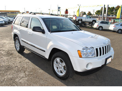 jeep grand cherokee 2007 white suv laredo gasoline 6 cylinders 4 wheel drive automatic 98632