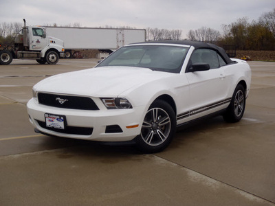 ford mustang 2012 white v6 premium gasoline 6 cylinders rear wheel drive automatic 62708