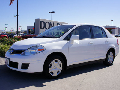 nissan versa 2010 white sedan 1 8 s gasoline 4 cylinders front wheel drive automatic with overdrive 76018