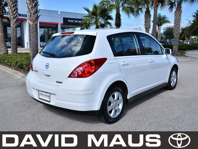 nissan versa 2009 white hatchback gasoline 4 cylinders front wheel drive automatic 32771