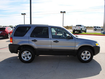 ford escape 2007 gray suv xlt gasoline 6 cylinders front wheel drive automatic with overdrive 76087