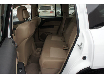 jeep compass 2011 white suv latitude gasoline 4 cylinders 4 wheel drive automatic with overdrive 08844