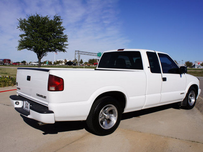 chevrolet s 10 1998 white pickup truck ls gasoline 6 cylinders rear wheel drive automatic 76018