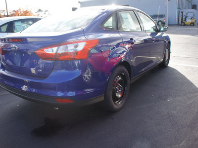 ford focus 2012 sonic blue metallic sedan se gasoline 4 cylinders front wheel drive 6 speed automatic 07735