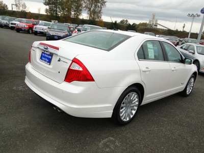 ford fusion hybrid 2012 white sedan hybrid 4 cylinders front wheel drive cont  variable trans  98032