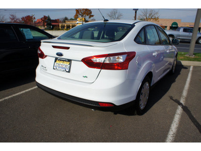 ford focus 2012 white sedan se gasoline 4 cylinders front wheel drive automatic with overdrive 08902