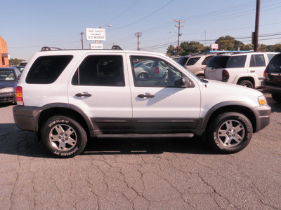 ford escape 2005 white suv xlt gasoline 6 cylinders all whee drive automatic 28217