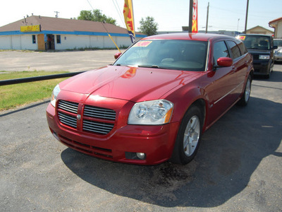 dodge magnum 2006 inferno red wagon sxt gasoline 6 cylinders automatic 67210