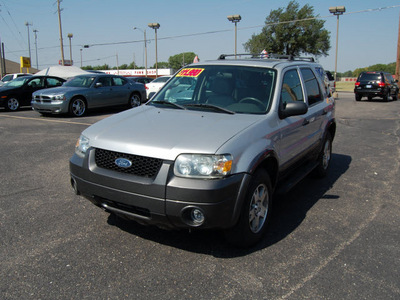 ford escape 2005 silver suv xlt gasoline 6 cylinders all whee drive automatic with overdrive 67210