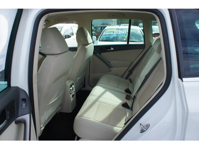 volkswagen tiguan 2009 white suv 4motion gasoline 4 cylinders all whee drive automatic 08016