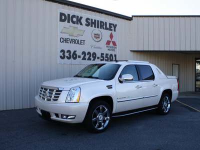 cadillac escalade ext 2009 white suv flex fuel 8 cylinders 4 wheel drive automatic 27215