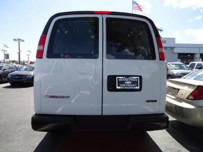 chevrolet express cargo 2009 white van 2500 gasoline 8 cylinders rear wheel drive automatic 33177