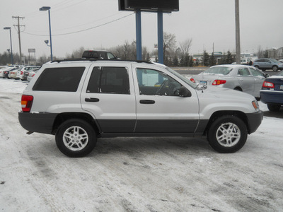 jeep grand cherokee 2004 silver suv laredo gasoline 6 cylinders 4 wheel drive automatic with overdrive 55811