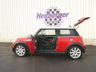 mini cooper 2007 red hatchback s gasoline 4 cylinders front wheel drive 6 speed manual 80905
