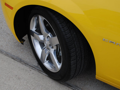 chevrolet camaro 2011 yellow coupe gasoline 6 cylinders rear wheel drive automatic 76087