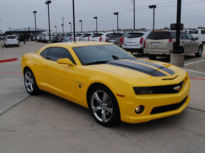 chevrolet camaro 2010 yellow coupe ss gasoline 8 cylinders rear wheel drive automatic 76087